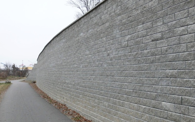 Opěrné zdi ze systému Tensartech TW1 a vyztužené strmé svahy v Bučovicích