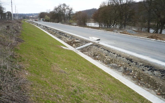 Odvodnění násypového tělesa přeložené silnice v Roztokách u Prahy