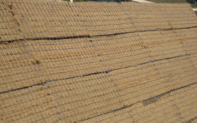 Vyztužené svahy pod dálnicí D3 v úseku Svrčinovec - Skalité