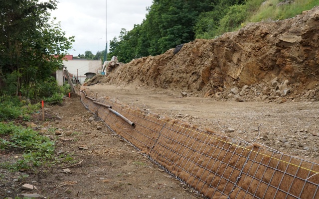 Jemnice, armovaný svah pod silnicí
