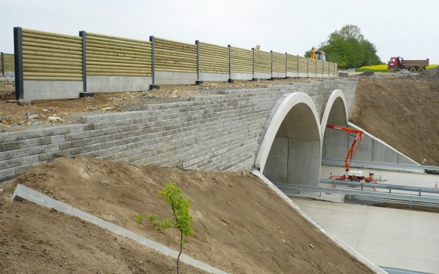 Ekodukty na silničním okruhu kolem Prahy na úseku mezi Vestcem a Lahovicemi
