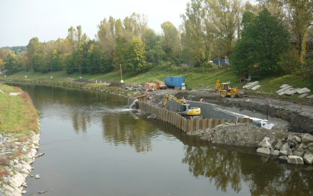 Oprava koryta potoka po povodních pomocí gabionových zdí v Závišicích