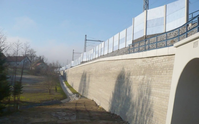 Opěrná zeď ze systému Tensartech TW1 na železničním koridoru Votice - Benešov
