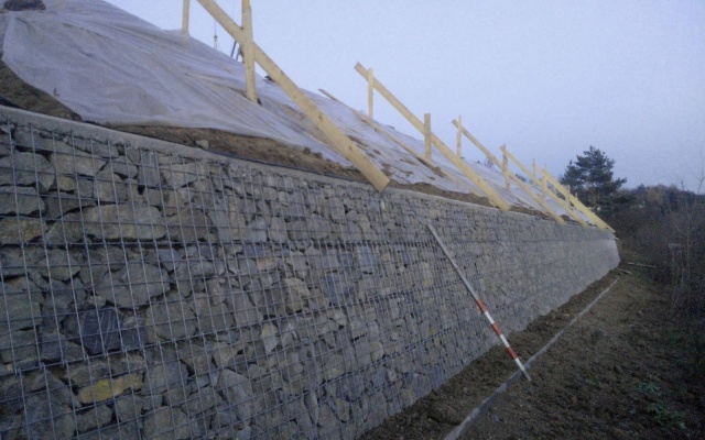 Úprava svažité parcely v Lelekovicích