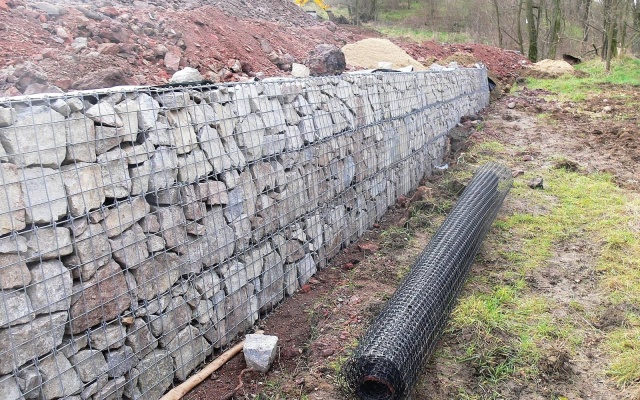 Opěrná zeď s lícem z přírodního kamene v Ivančicích