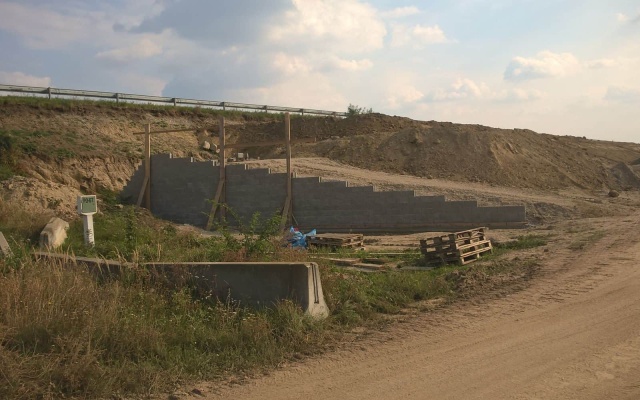Vyztužená zeď u opěry mostu na dálnici D1 Senec - Blatné, křižovatka Blatné