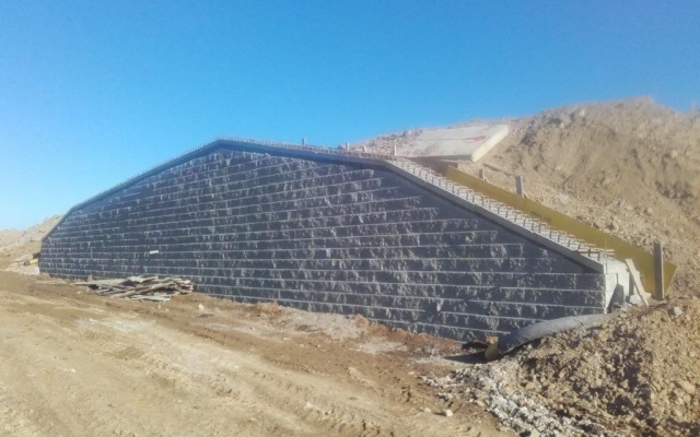 Vyztužená opěrná zeď u opěry mostu na dálnici D1 v úseku Budimír - Bidovce