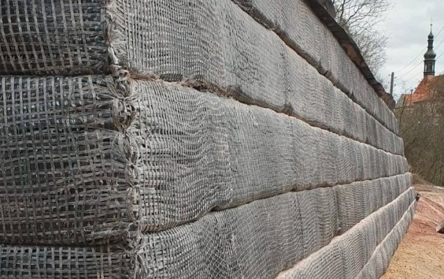 Realizace sjezdu na příkrý pozemek v Kadani