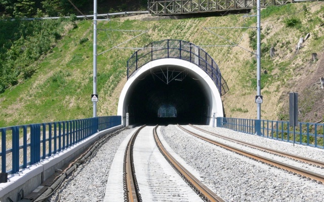 Zpevnění svahů výjezdového portálu tunelu Hněvkov II