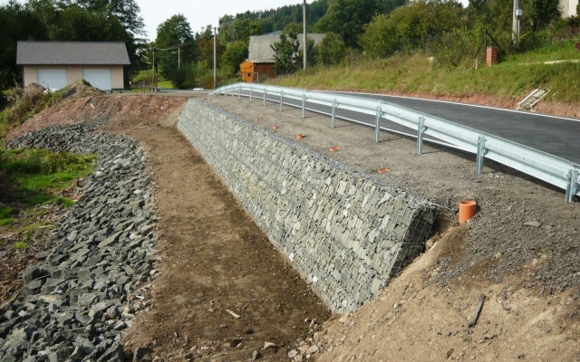 Oprava sesuvu v obci Chuchelna u Semil pomocí stavebnicového opěrného systému