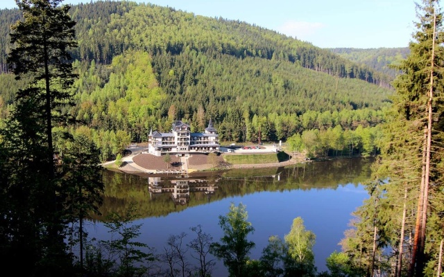 Vybudování zpevněných ploch na svažitém pozemku u Karlových Varů