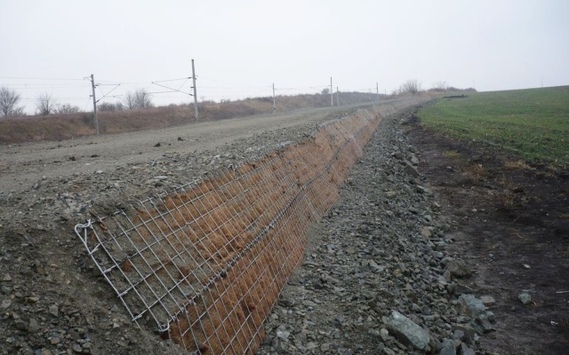 Ochranný protipovodňový val na železniční trati Zaječí–Šakvice