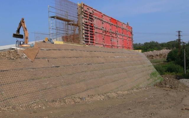 Strmý svah se silážní jámou v koruně ve Velké Bíteši