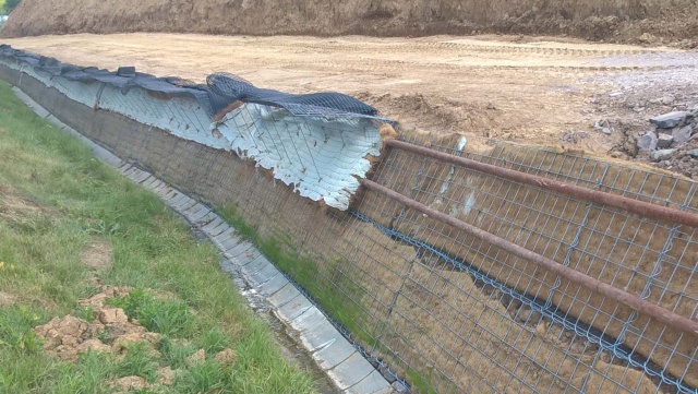 Terminál na R1 - Beladice, strmý svah z vyztužené zeminy