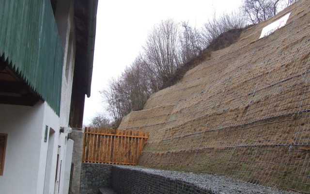 Sanace sesuvu nad domem v obci Dubá