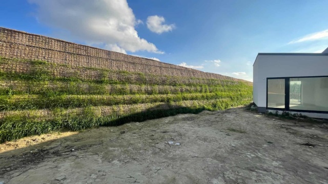 Strmé svahy vyztužené geosyntetickými výztuhami ve Stupavě-Lintavách