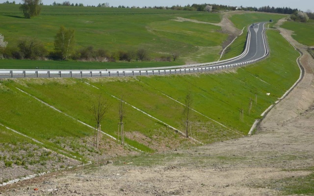 Vyztužený sendvičový násyp na silnici II/236 v Lánech