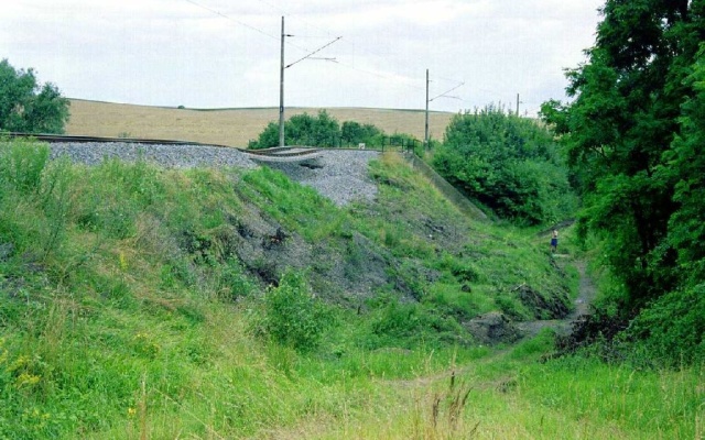 Sanace železničního násypu nedaleko Holubic