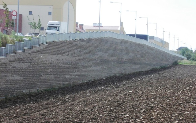 Opěrná zeď obchodního centra Olympia v Plzni