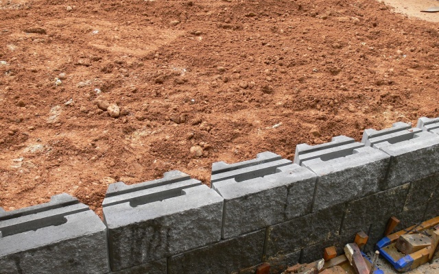 Mostní křídla z vyztužené zeminy na obchvatu Chebu