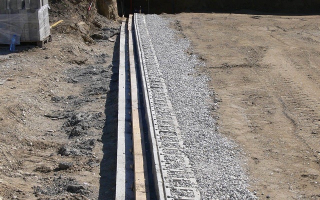 Vyztužená zeď u opěry mostu na dálnici D1 Senec - Blatné, křižovatka Blatné