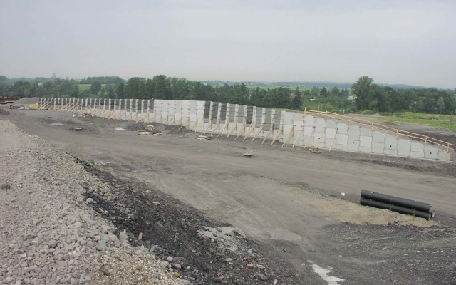 Opěrná zeď z velkoplošných panelů na dálnici D47 v Ostravě (rampa 8 MÚK Rudná)