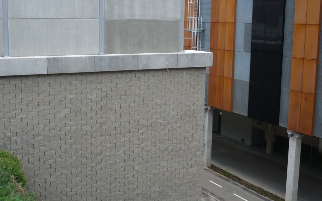 Opěrná zeď v areálu obchodního centra v Jihlavě