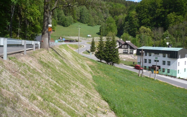 Kokosové sítě jako protierozní ochrana svahů při rekonstrukci silnice v Žacléři