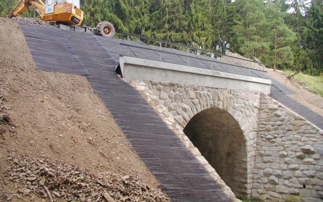 Protierozní ochrana křídel železničního mostu u obce Urbaneč