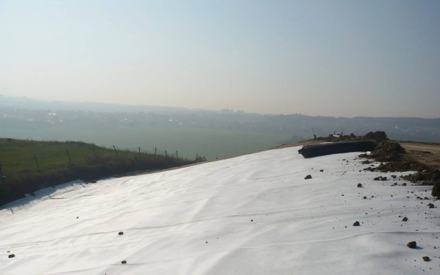 Drenážní systém a vyztužení rekultivační vrstvy na skládce v Praze Ďáblicích