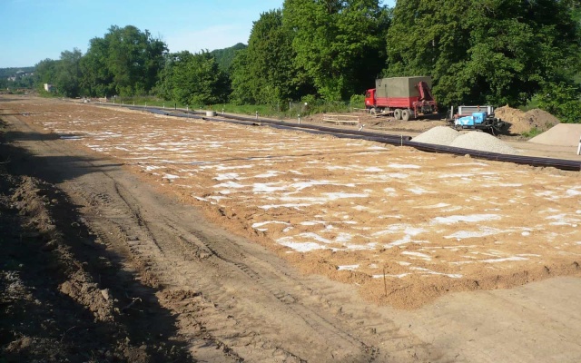 Odvodnění násypového tělesa přeložené silnice v Roztokách u Prahy