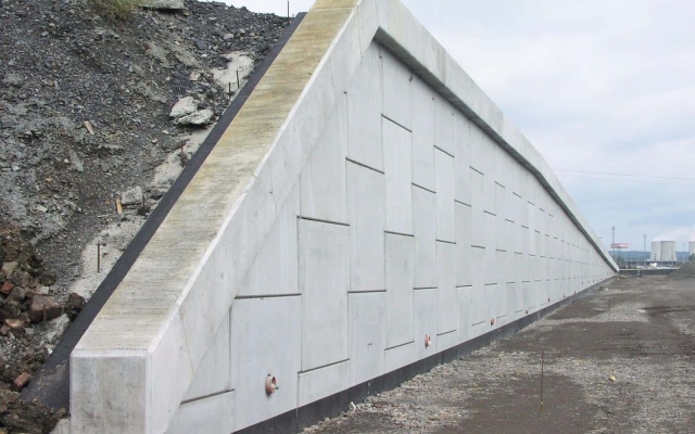 Opěrná zeď z velkoplošných panelů na dálnici D47 v Ostravě (rampa 8 MÚK Rudná)