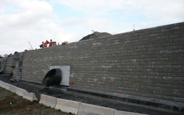 Opěrná zeď ze systému Tensartech TW1 na silnici I/48 Rychaltice - Frýdek-Místek