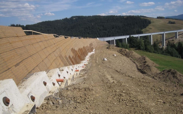 Vyztužené svahy pod dálnicí D3 v úseku Svrčinovec - Skalité