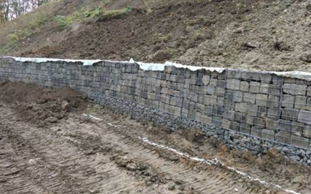 Gabionová zídka u zámečku Barca v Košicích