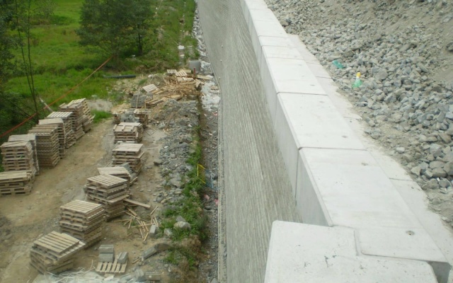 Opěrná zeď ze systému Tensartech TW1 na železničním koridoru Votice - Benešov