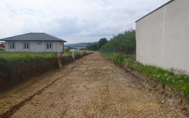 Zpevnění podkladní vrstvy komunikace u Šebetova