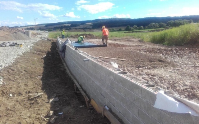 Vyztužená opěrná zeď u opěry mostu na dálnici D1 v úseku Budimír - Bidovce