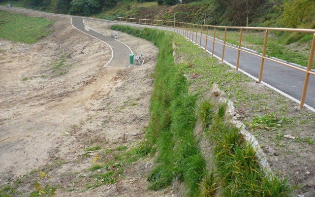 Nájezdová rampa z vyztužené zeminy ve Valtířově