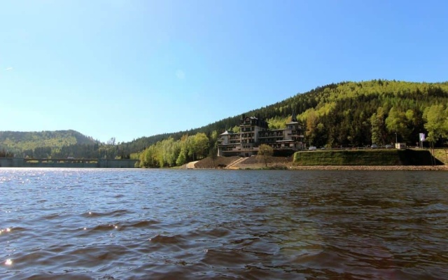 Vybudování zpevněných ploch na svažitém pozemku u Karlových Varů