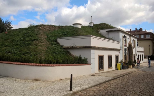 Zpevněné vyztužené svahy Písecké brány v Praze