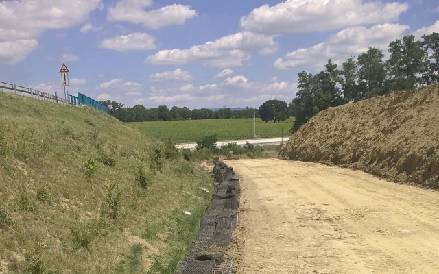 Terminál na R1 - Beladice, strmý svah z vyztužené zeminy