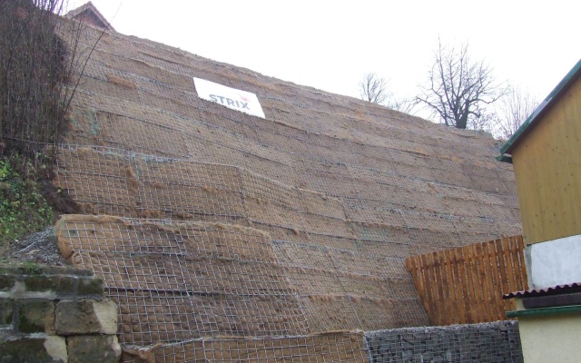 Sanace sesuvu nad domem v obci Dubá