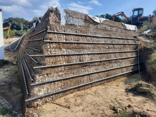 Strmé svahy vyztužené geosyntetickými výztuhami ve Stupavě-Lintavách