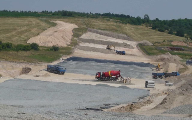 Vyztužený sendvičový násyp na silnici II/236 v Lánech