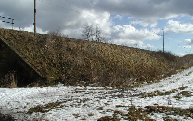 Sanace železničního násypu nedaleko Holubic