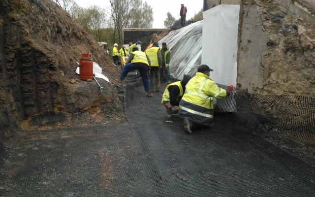 Vyztužení násypů nad mostní konstrukcí na trati Planá – Cheb