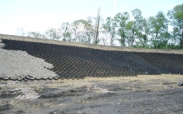 Ochrana svahů sedimentační nádrže cukrovaru v Dobrovicích pomocí geobuněk