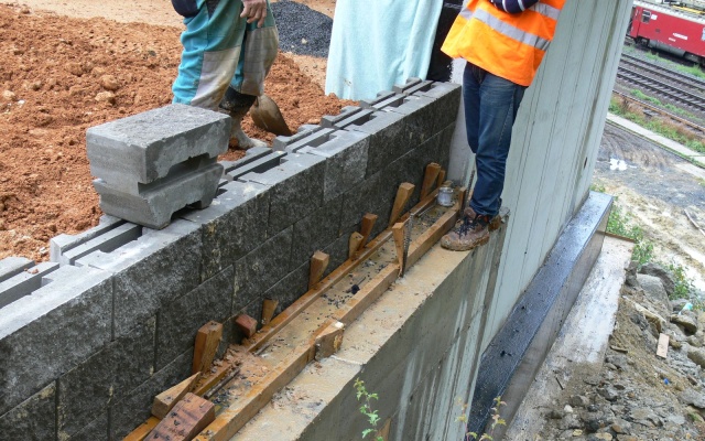 Mostní křídla z vyztužené zeminy na obchvatu Chebu