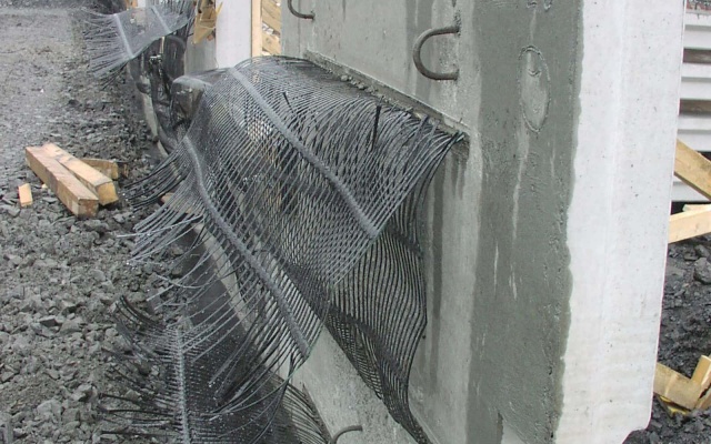 Opěrná zeď z velkoplošných panelů na dálnici D47 v Ostravě (rampa 8 MÚK Rudná)